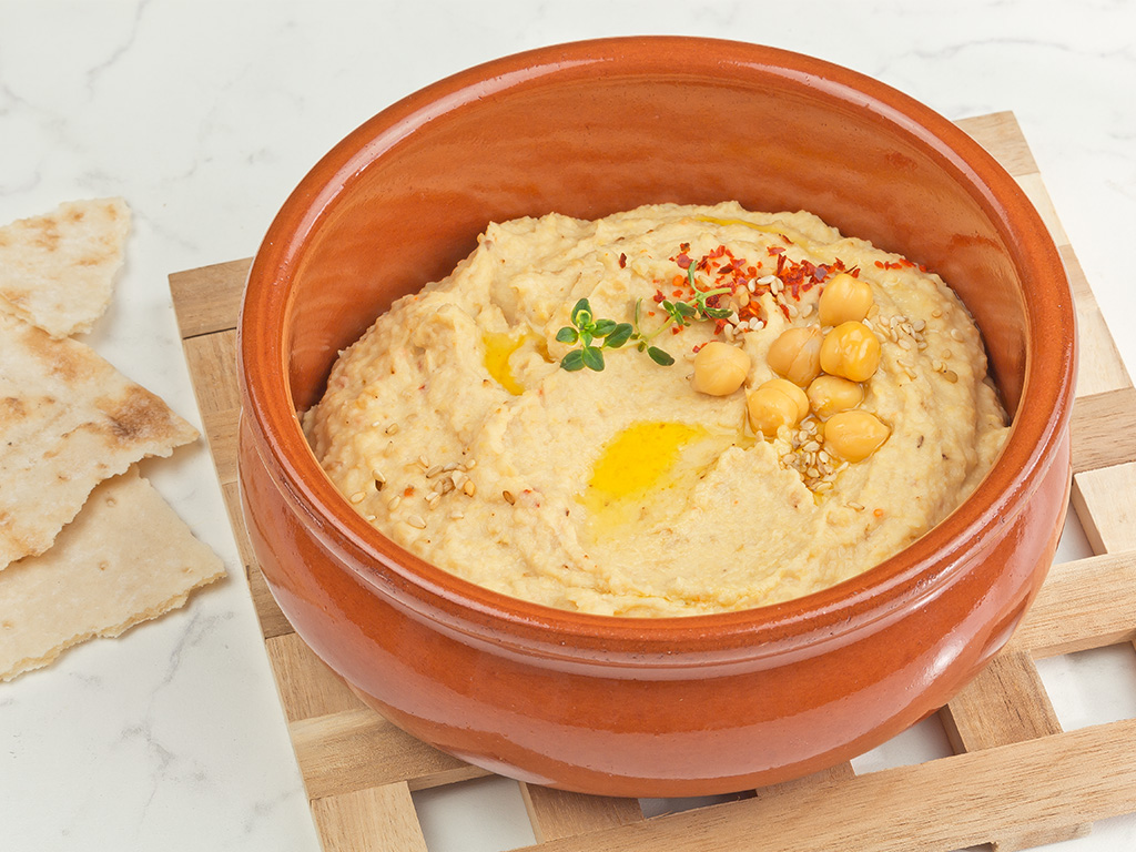 Hummus zubreiten mit geroestetem Sesam